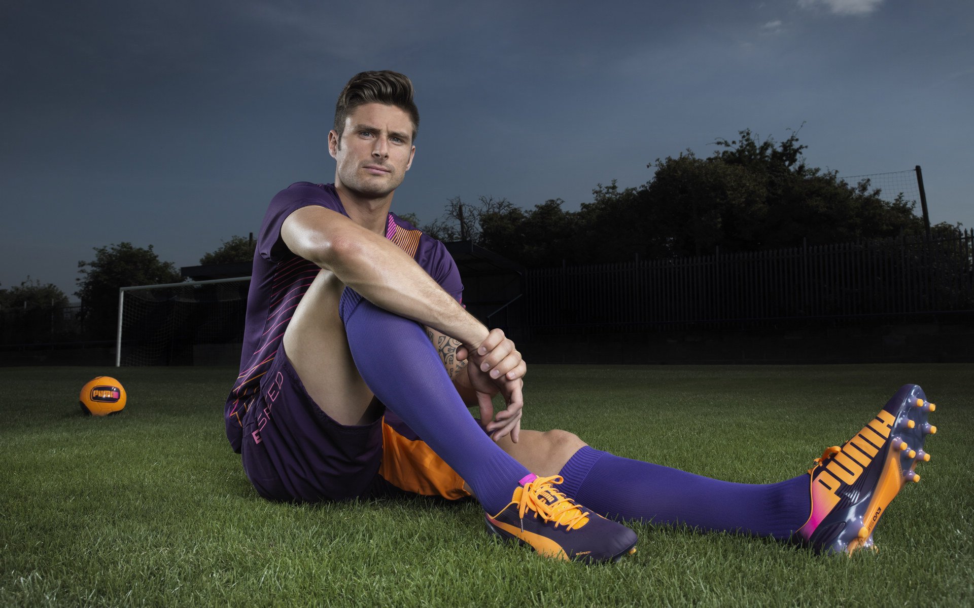 当世三大神锋,合力造79球!哈兰德姆巴佩联赛双响,凯恩数据领跑